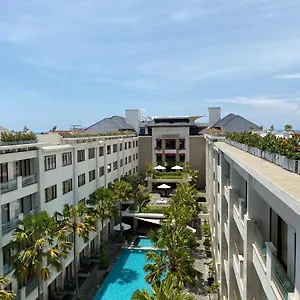 Apartment Stylish 2 Bedroom Penthouse Apt, Newly Refreshed, 50 Mbps, Pool, Gym, Resto 